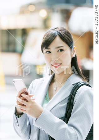 スマートフォンを持ったビジネス ウーマン スマートフォンを持ったビジネス ウーマン 137333740