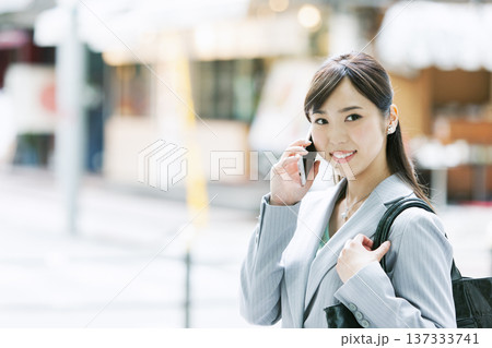 スマートフォンで電話するビジネス ウーマン スマートフォンで電話するビジネス ウーマン 137333741