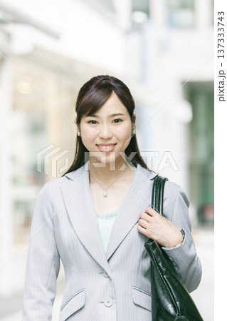 オフィス街を歩くビジネス ウーマン 137333743