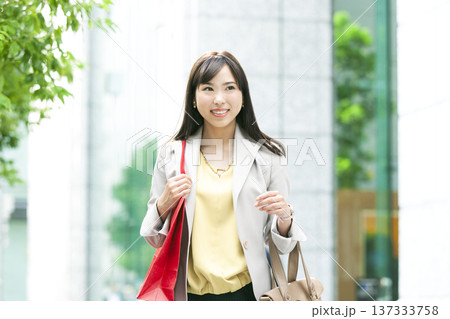 ショッピングバッグを持ったビジネス ウーマン 137333758