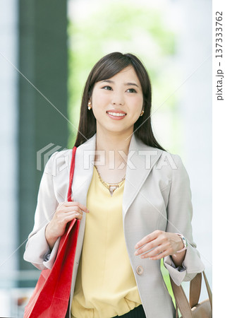ショッピングバッグを持ったビジネス ウーマン 137333762