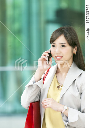 スマートフォンで電話するビジネス ウーマン 137333763