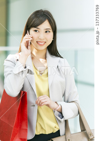 スマートフォンで電話するビジネス ウーマン スマートフォンで電話するビジネス ウーマン 137333769