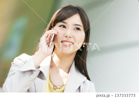 スマートフォンで電話するビジネス ウーマン 137333773