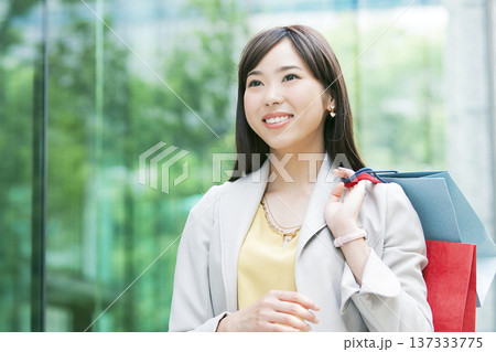 ショッピングバッグを持ったビジネス ウーマン 137333775