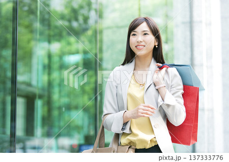 ショッピングバッグを持ったビジネス ウーマン 137333776