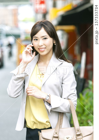 スマートフォンで電話するビジネス ウーマン 137333784