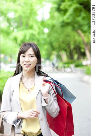 ショッピングバッグを持ったビジネス ウーマン ショッピングバッグを持ったビジネス ウーマン 137333791
