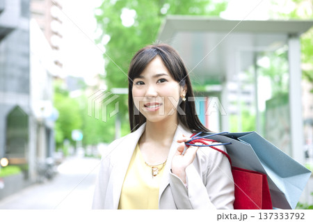 ショッピングバッグを持ったビジネス ウーマン 137333792