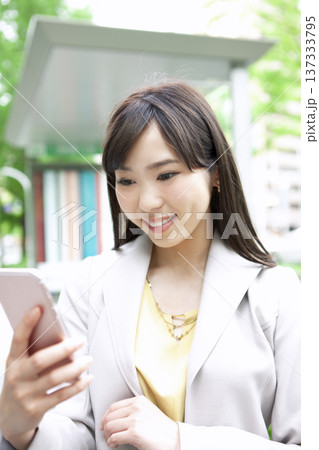 スマートフォンを持ったビジネス ウーマン スマートフォンを持ったビジネス ウーマン 137333795