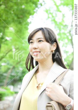 オフィス街を歩くビジネス ウーマン 137333807