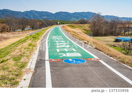木津川の堤防上のサイクリングロード 京奈和自転車道 京都府京田辺市 木津川の堤防上のサイクリングロード 京奈和自転車道 京都府京田辺市 137333956