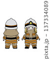 消防士の職業体験で制服を着た子供の全身イラスト 137334089