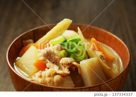 熱々の豚汁 137334337