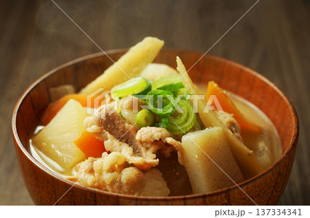 熱々の豚汁 137334341