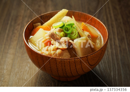 熱々の豚汁 熱々の豚汁 137334356