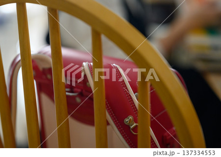 椅子に掛けられた赤いランドセル 137334553