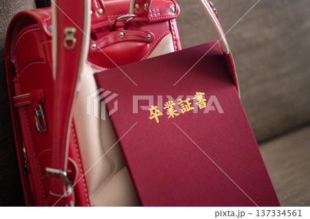 卒業証書と赤いランドセルの記念写真 137334561