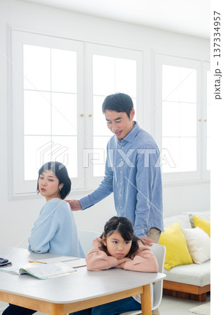 自宅学習をする小学生と家族 自宅学習をする小学生と家族 137334957