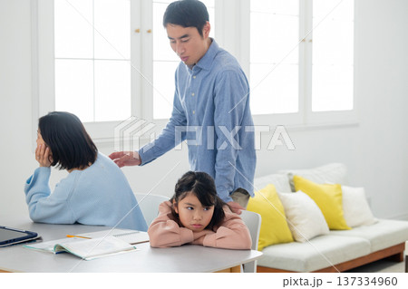 自宅学習をする小学生と家族 自宅学習をする小学生と家族 137334960