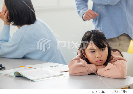 自宅学習をする小学生と家族 自宅学習をする小学生と家族 137334962