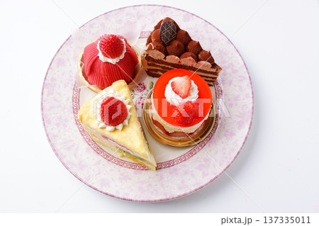 苺ケーキ　チョコケーキ 137335011