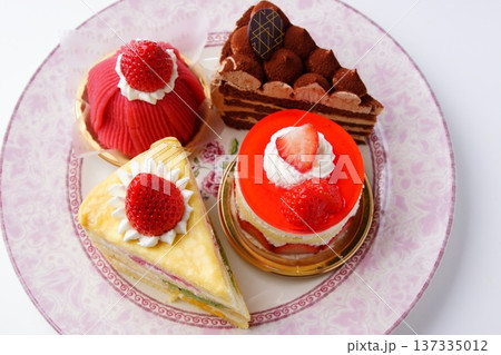 苺ケーキ　チョコケーキ 137335012