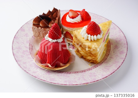 苺ケーキ　チョコケーキ 137335016