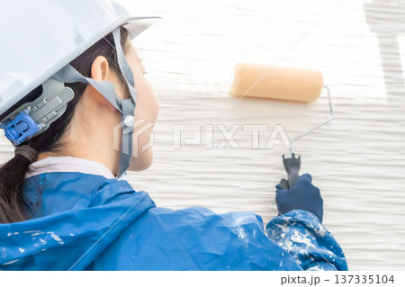 外壁塗装の現場で働く女性職人　顔無し　 137335104