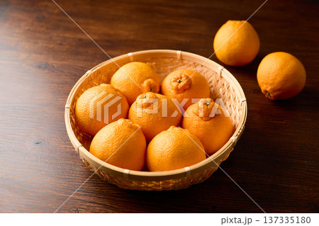 かごに盛ったデコポン 137335180