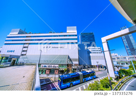 日本の横浜都市景観 横浜駅東口から発車したヨコハマベイサイドブルーやザ・ヨコハマフロントタワー 137335276