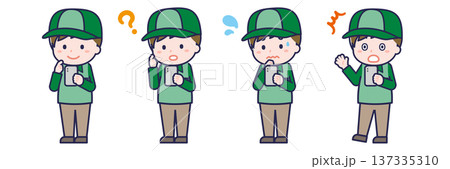 スマートフォンを使う「配達員」の男性 137335310