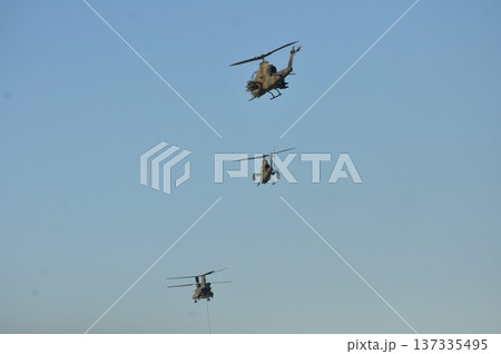 青空を編隊飛行する自衛隊の軍用ヘリコプター 青空を編隊飛行する自衛隊の軍用ヘリコプター 137335495