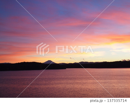 狭山湖畔から望む富士の夕景 狭山湖畔から望む富士の夕景 137335714