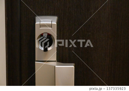 玄関ドアの鍵と防犯サムターン 137335923