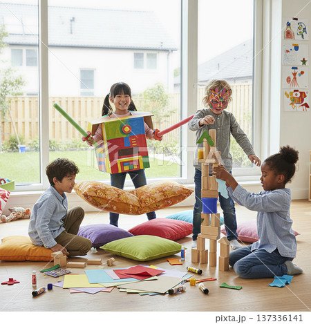 公園で遊ぶ元気いっぱいの子供たち 137336141