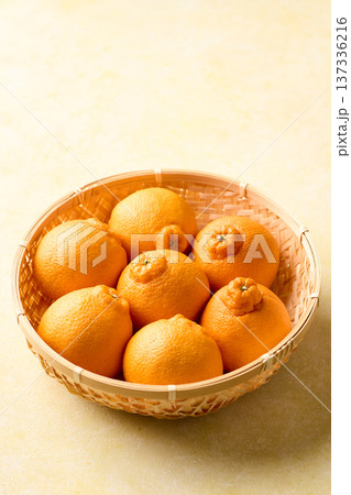 かごに盛ったデコポン 137336216