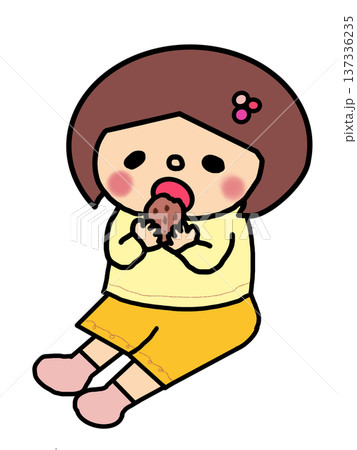 チョコクッキーをほおばるおかっぱ頭の頭の女の子 チョコクッキーをほおばるおかっぱ頭の頭の女の子 137336235