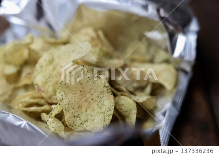 パーティー開けした海苔塩ポテトチップス　スナック菓子 137336236