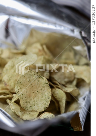 パーティー開けした海苔塩ポテトチップス　スナック菓子 137336237