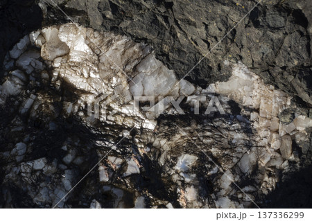 Quartz vein in volcanic rock formations under bright sunlight 137336299