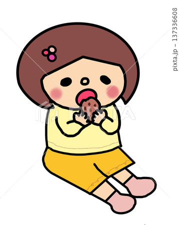 チョコクッキーをほおばるおかっぱ頭の女の子 チョコクッキーをほおばるおかっぱ頭の女の子 137336608