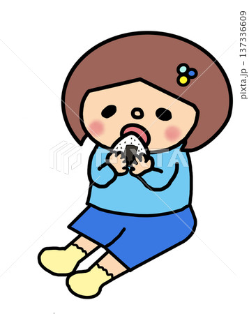 おにぎりをほおばるおかっぱ頭の女の子 137336609