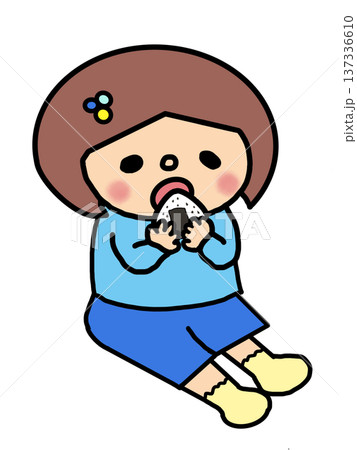 おむすびをほおばるおかっぱ頭の女の子 137336610