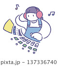 音響機材をさわる人 137336740