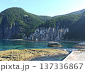 青森県仏ヶ浦の遊歩道から望む奇岩群とエメラルドグリーンの海 137336867