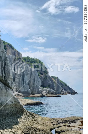 青森県下北半島の絶景、巨大なカルスト地形の海岸線 137336868