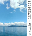 青空の下に広がる穏やかな湖と白い雲の風景 137336925