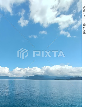 青空の下に広がる穏やかな湖と白い雲の風景 青空の下に広がる穏やかな湖と白い雲の風景 137336925