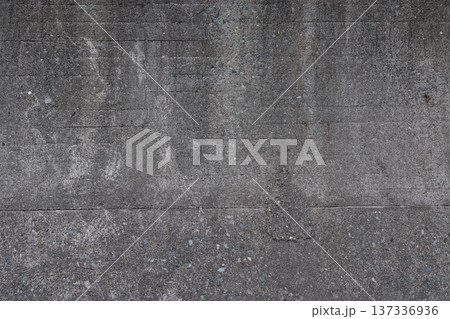 海岸の風化したコンクリートの壁のテクスチャー 137336936